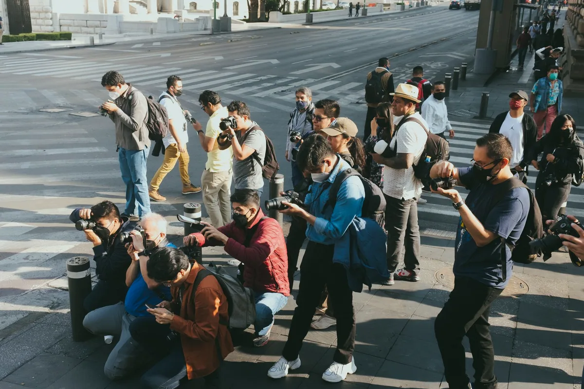 Fotoğraf makinesiyle şehirde çekim yapan kişi
