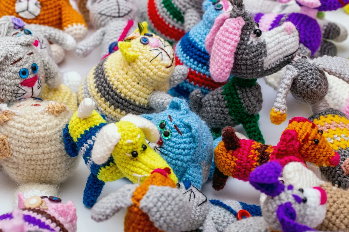 Tığ ve renkli ipliklerle örülmüş amigurumi oyuncaklar