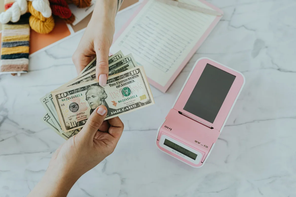 Akıllı telefonundan banka uygulamasıyla ödeme yapan bir kişi