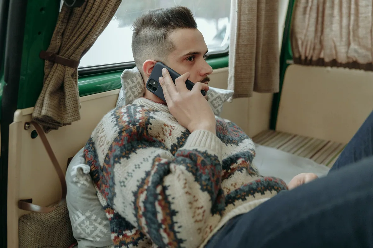 Evde telefonla görüşme yapan bir adam