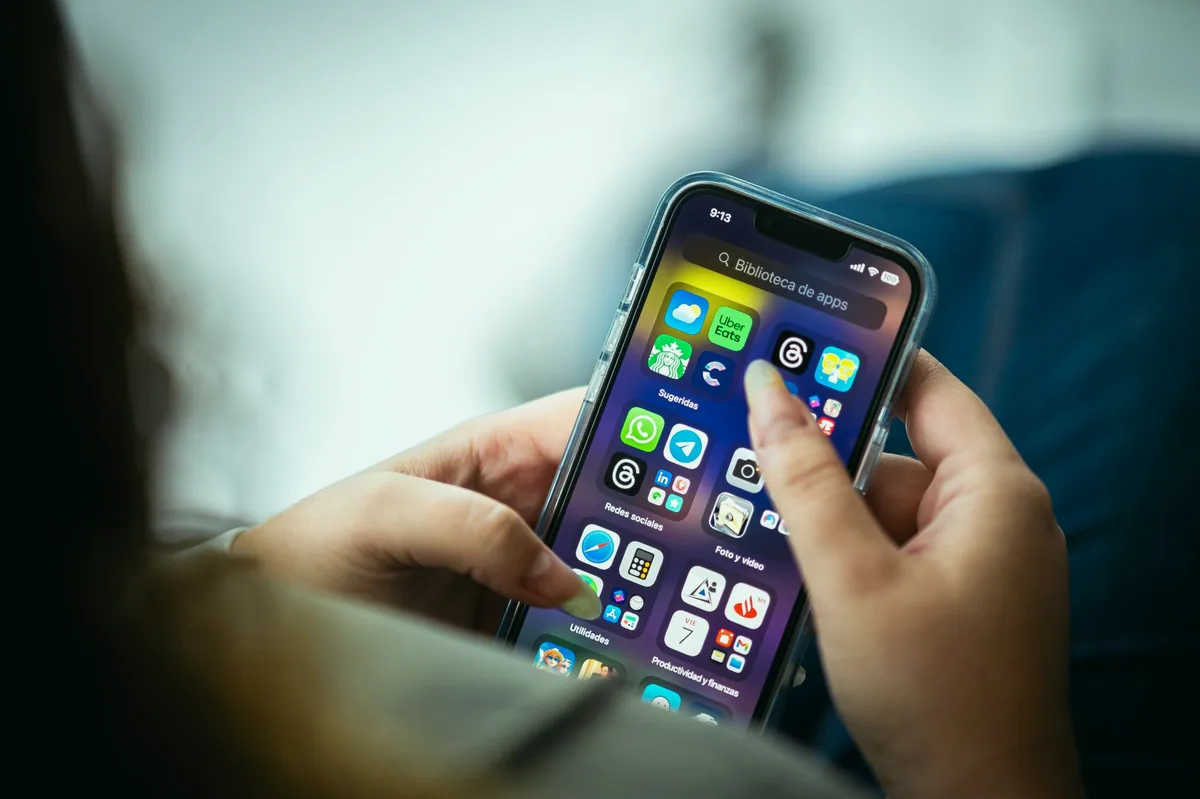 Telefonda ilan uygulaması açık olan kişi