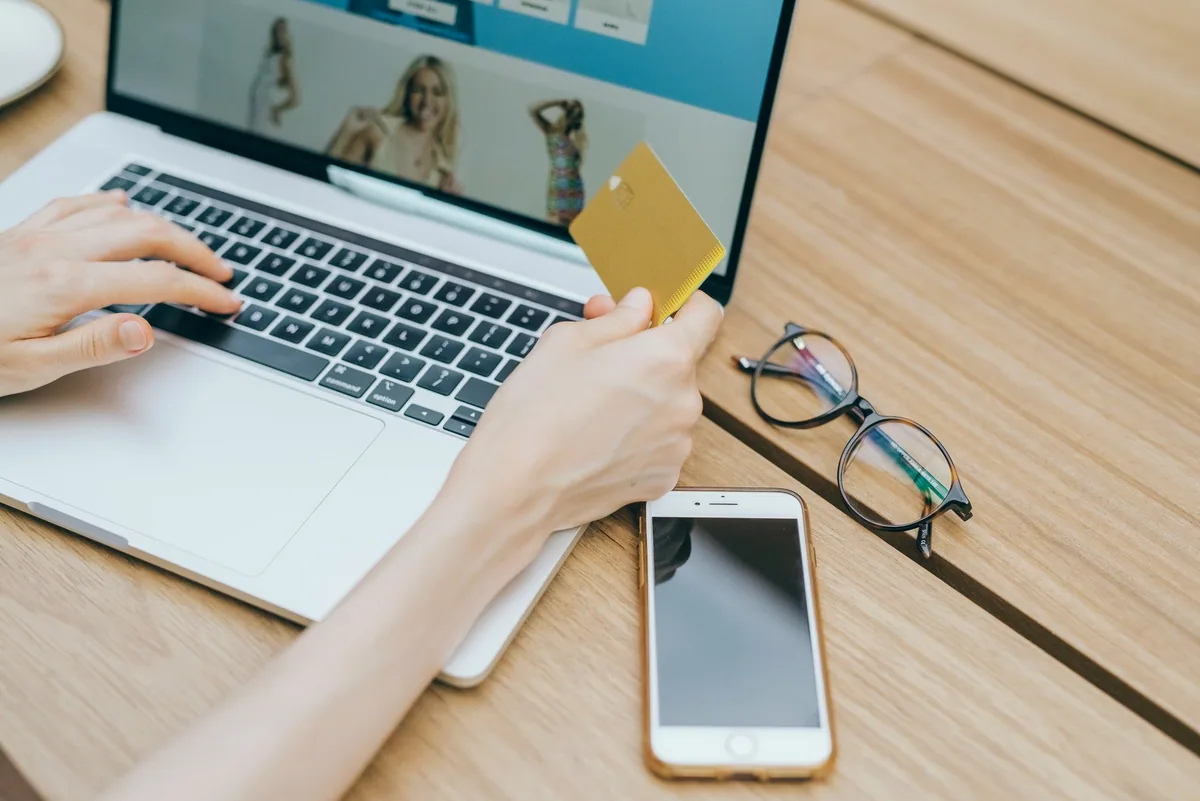 Telefonda online ödeme sayfası açık ve kredi kartı