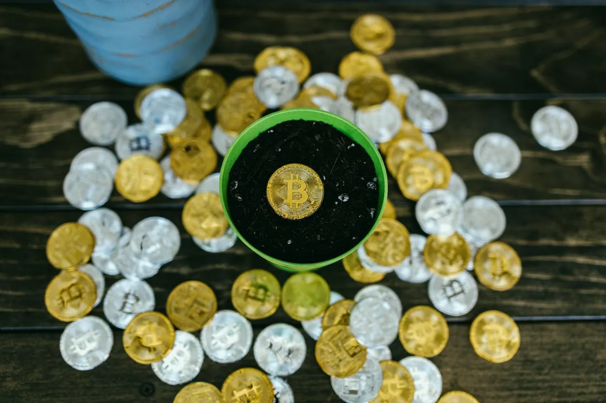 Masa üzerinde duran Bitcoin temsili madeni para
