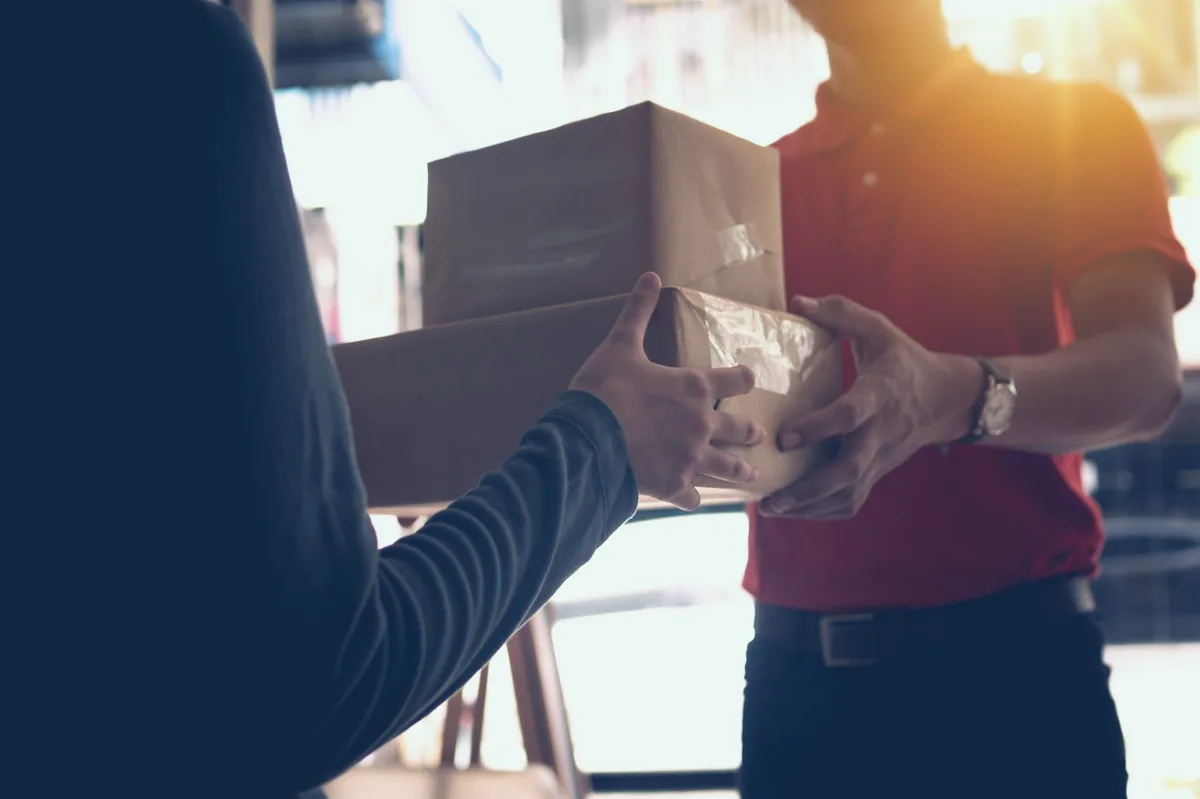 Kargo şubesinde teslim edilmeyi bekleyen paketler