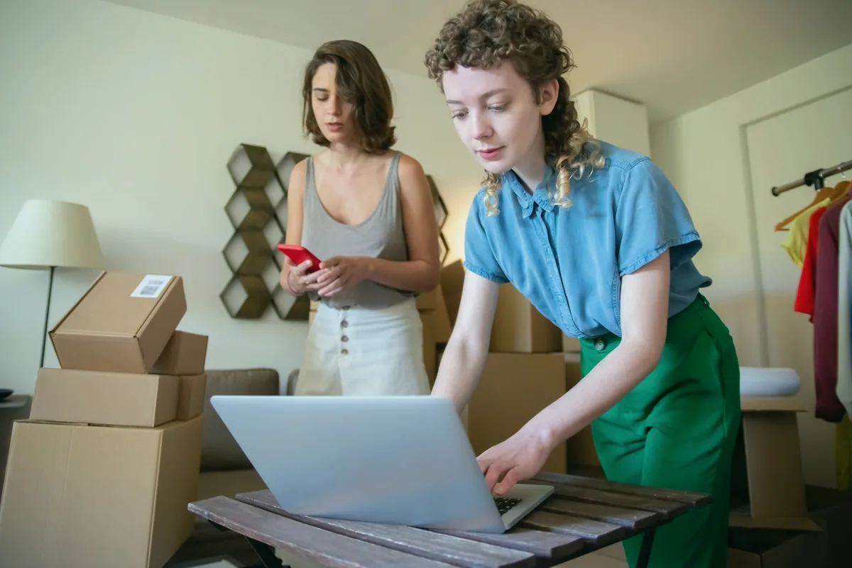 El yapımı ürünleri paketleyen kişi ve dizüstü bilgisayar