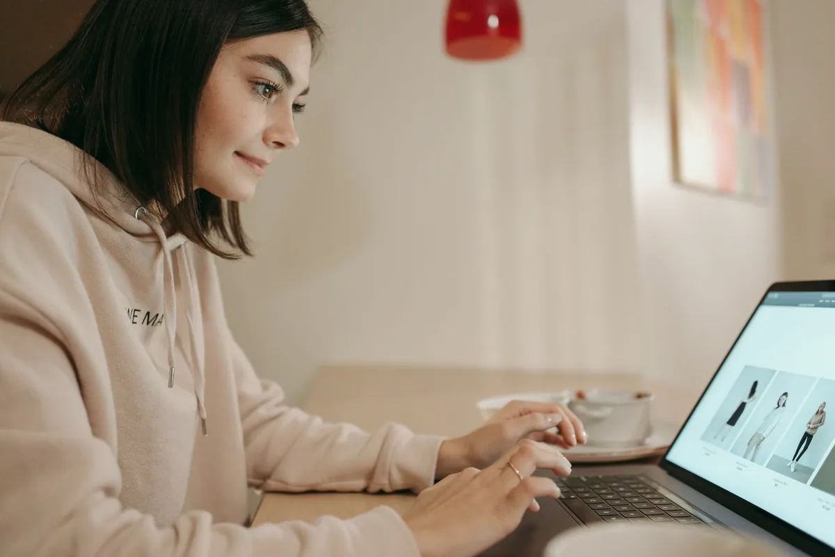 Ekranda online mağaza tasarımı üzerinde çalışan kişi