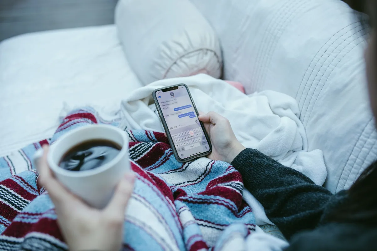Telefonundaki mesaja şüpheyle bakan kişi
