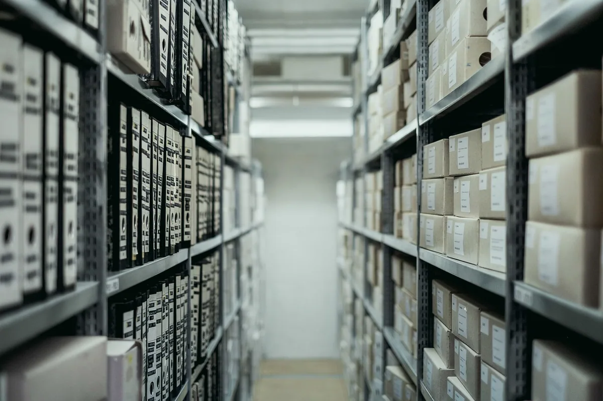 Küçük bir e-ticaret deposunda raflara dizilmiş etiketli kutular