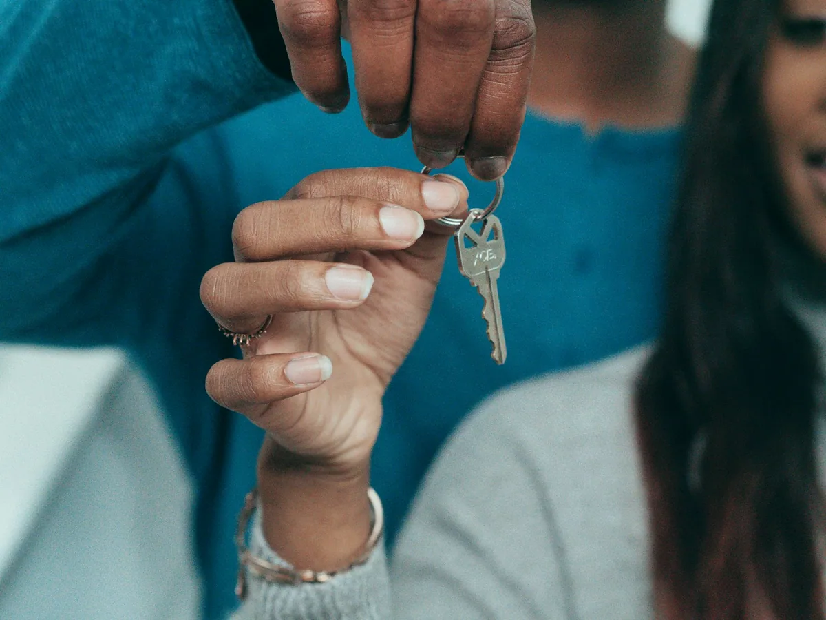Elinde apartman anahtarı tutan kişi