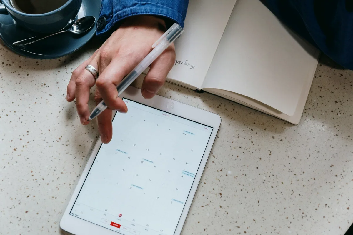 Tablette dijital planlayıcı tasarlayan kişi