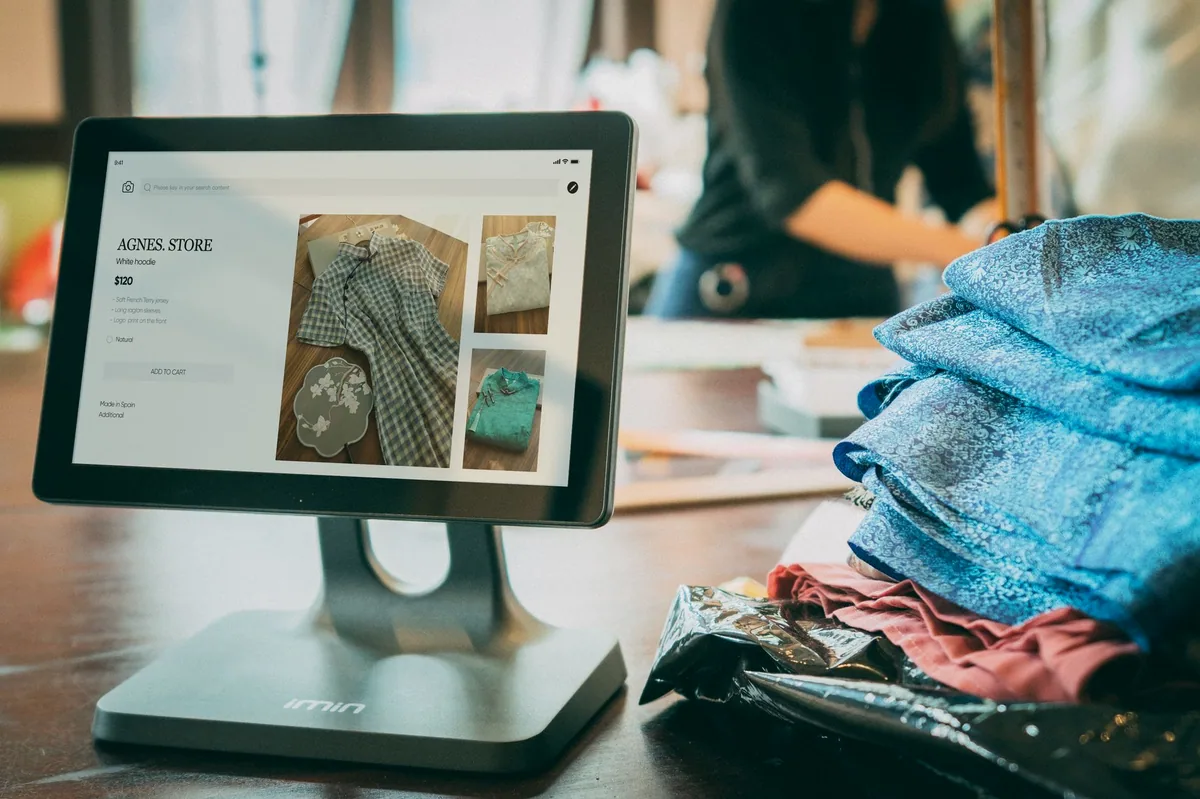 Tablet kullanan küçük işletme sahibi
