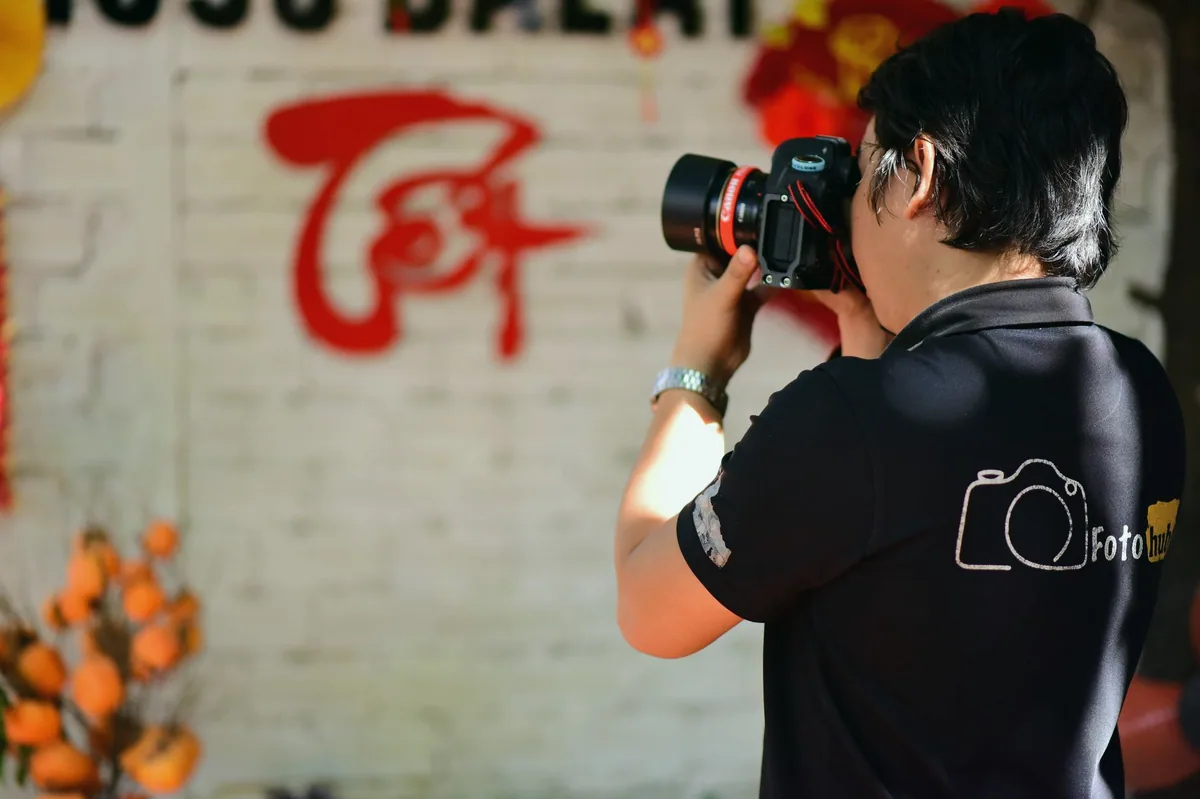 Kurumsal bir etkinlikte fotoğraf çeken fotoğrafçı