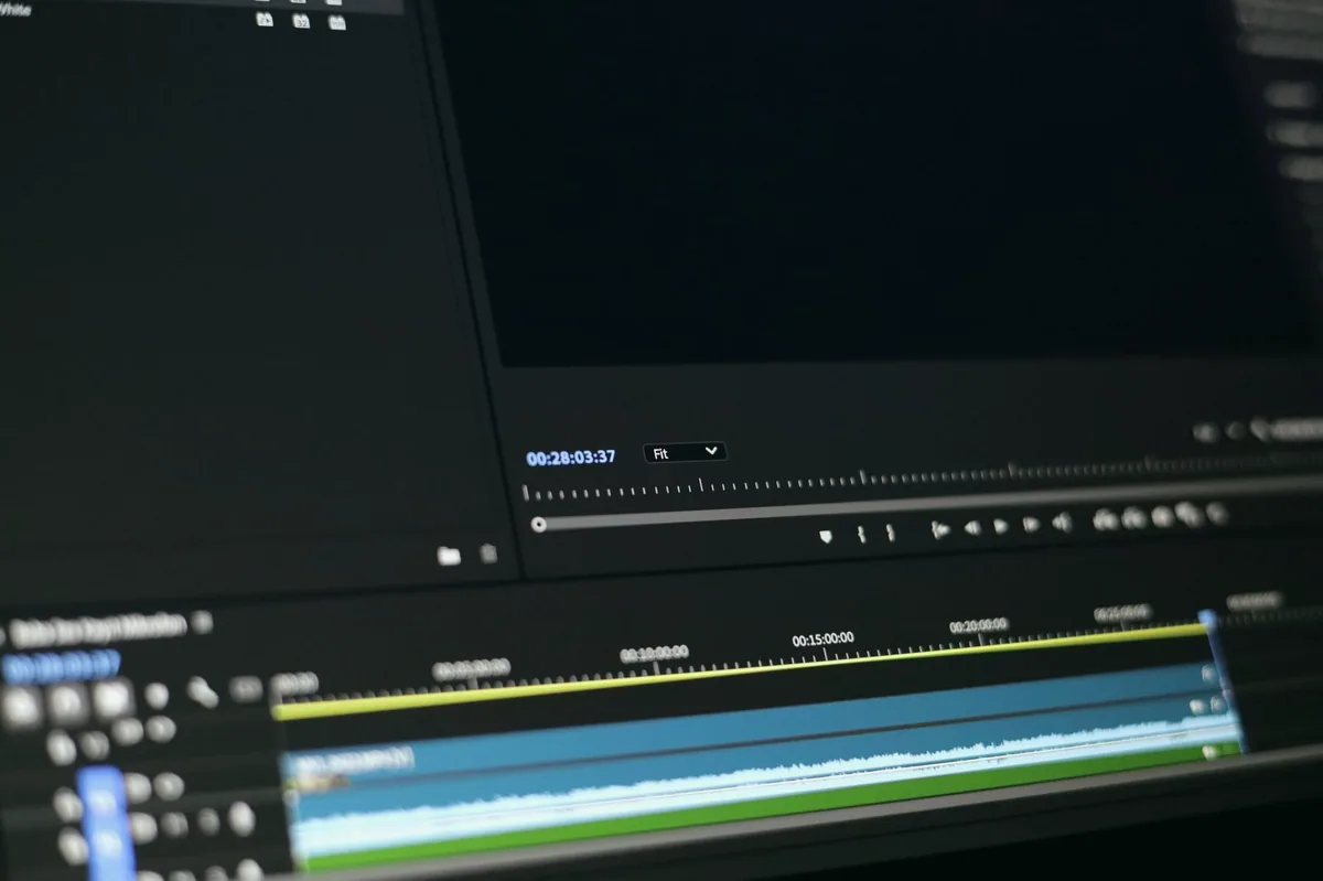 Kurgu programında sıralanmış video klipleri ve ses kanalları