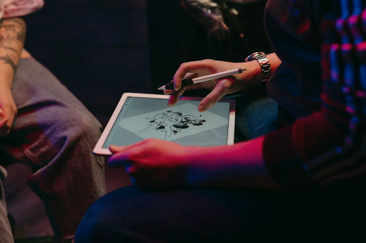 Tablette çizim yapan bir sanatçı