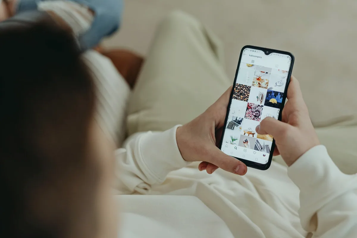 Telefonda sosyal medya reklamı izleyen kişi