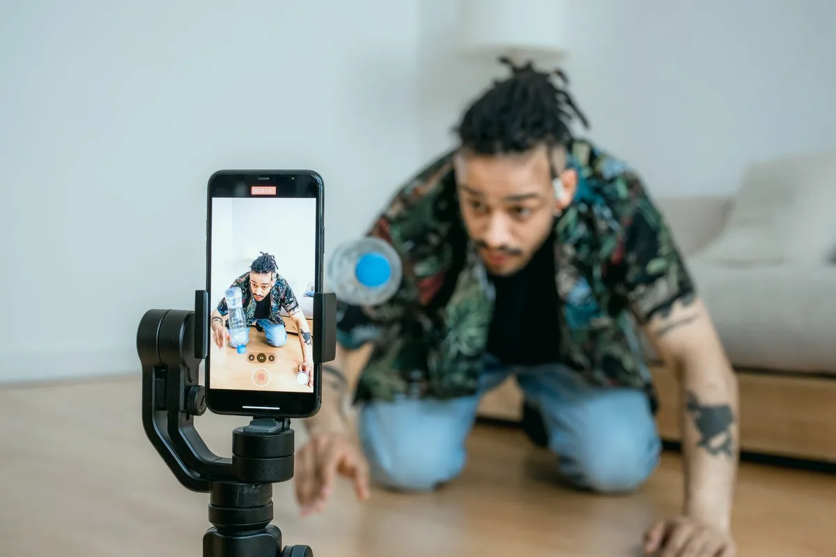 Akıllı telefonla dikey video çeken kişi