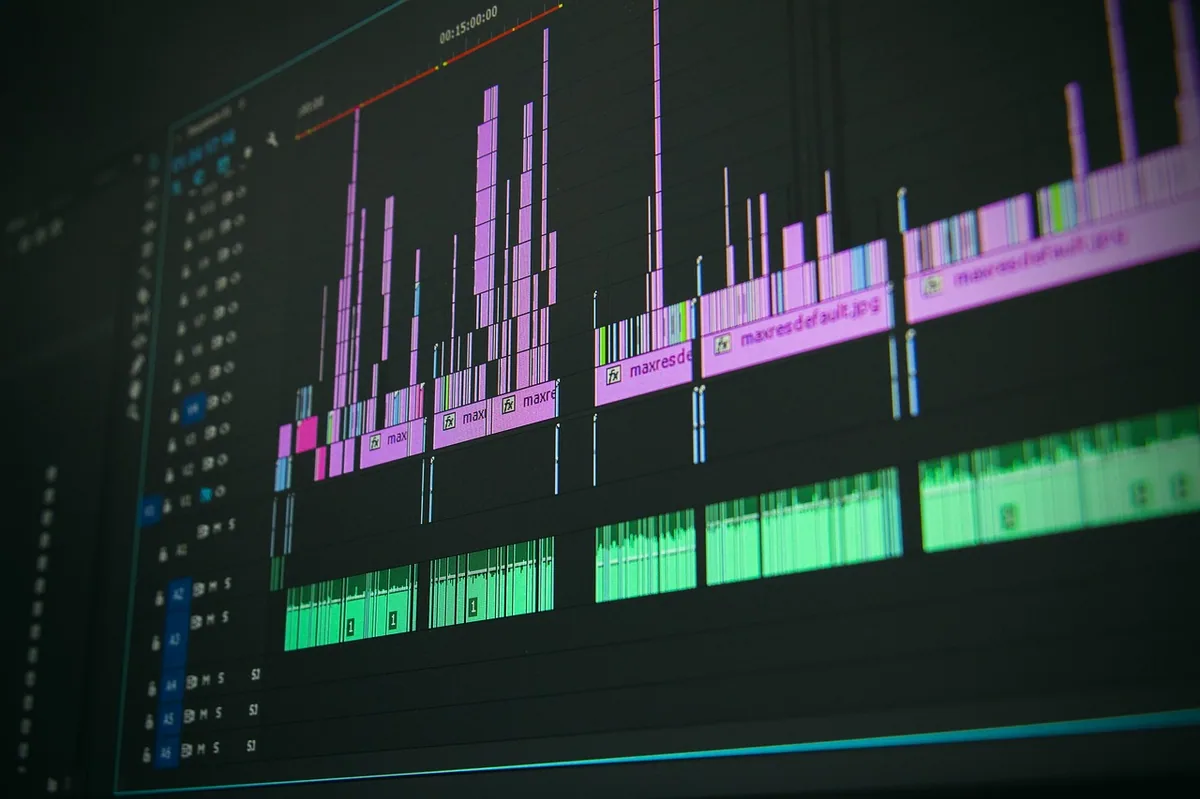Bilgisayar ekranında ses dalgası ve düzenleme programı