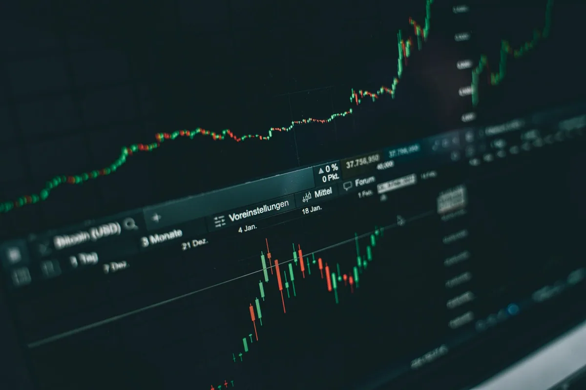 Bilgisayar ekranında hisse senedi fiyat grafiği