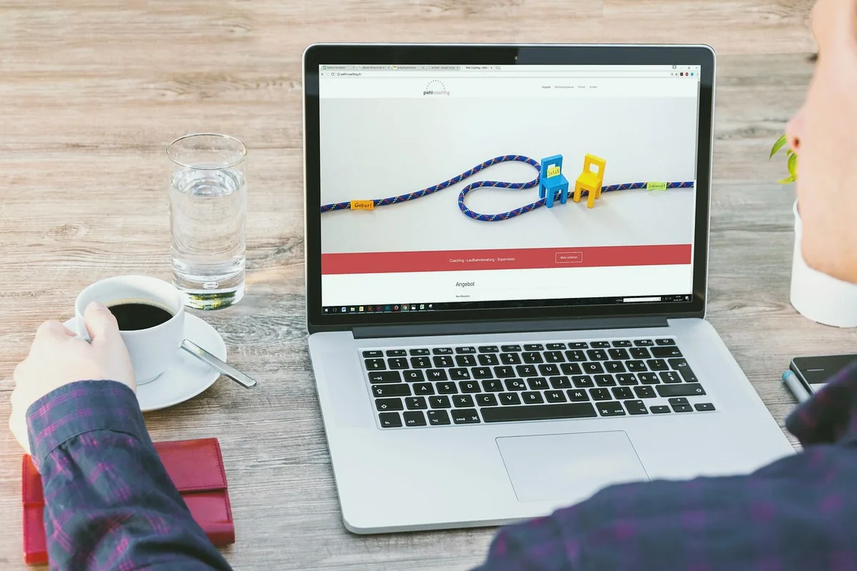 Dizüstü bilgisayarda web sitesi tasarım taslağı üzerinde çalışan kişi
