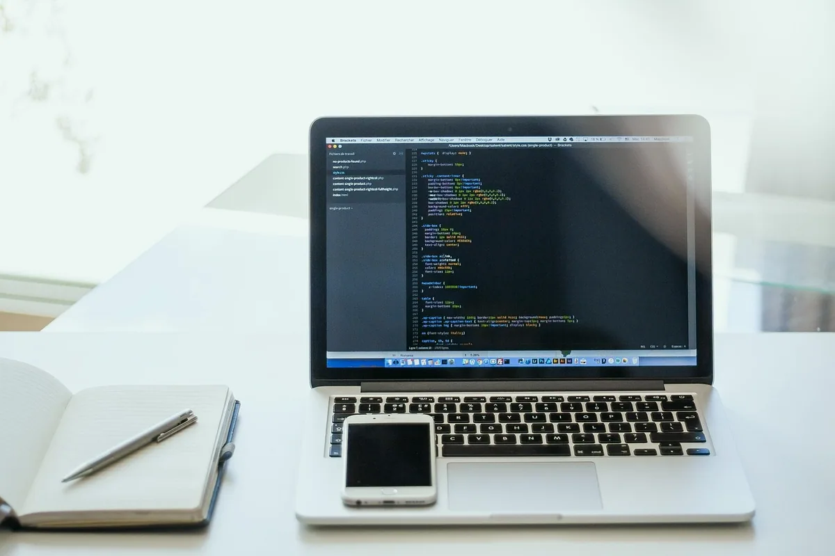 Web, mobil ve veri projeleri üzerinde çalışan geliştirici ekibi