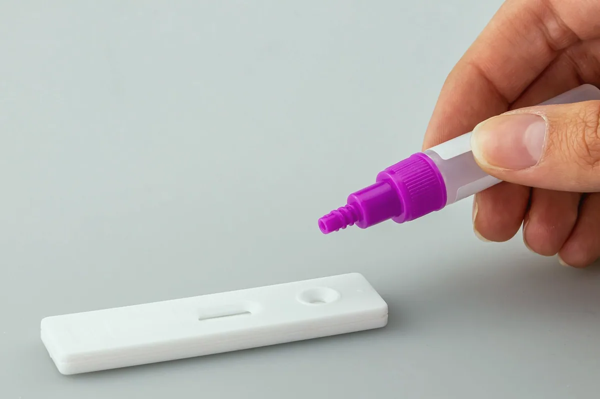 Test senaryolarını tablo hâlinde kontrol eden yazılım test uzmanı