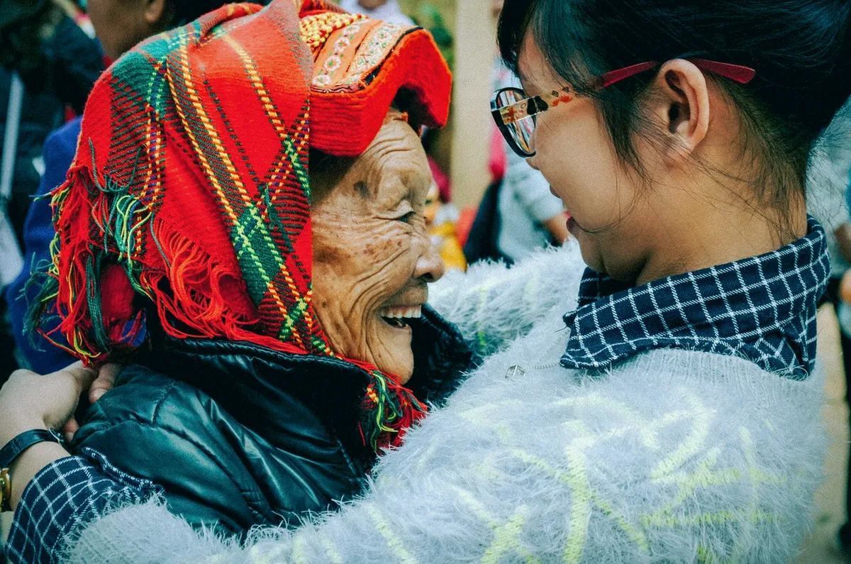 Parkta yan yana duran üç kuşak aile