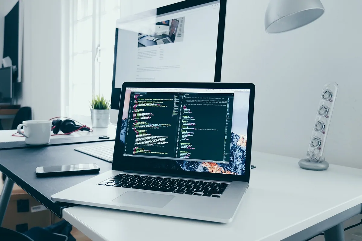 Ekranda Python kodu ve veri grafiği olan çalışma masası