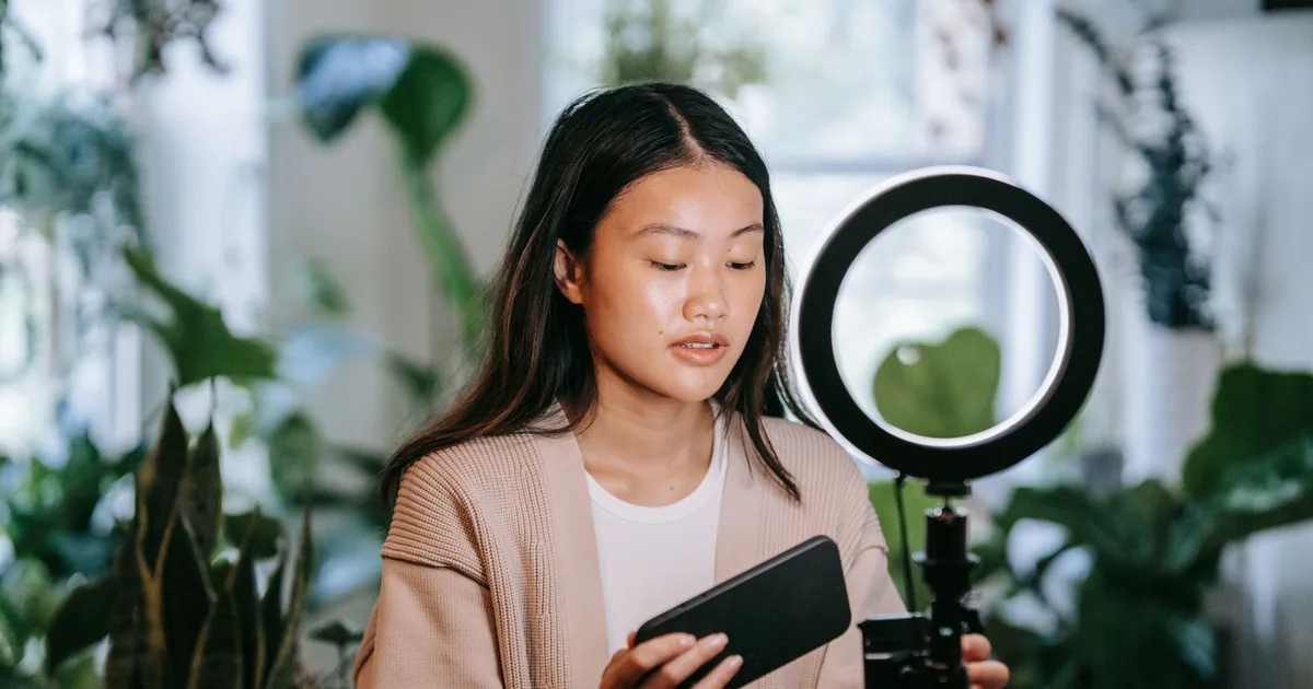 AI Influencer ile Para Kazanma: Sanal Karakter Kurmak, Kurallar ve Riskler