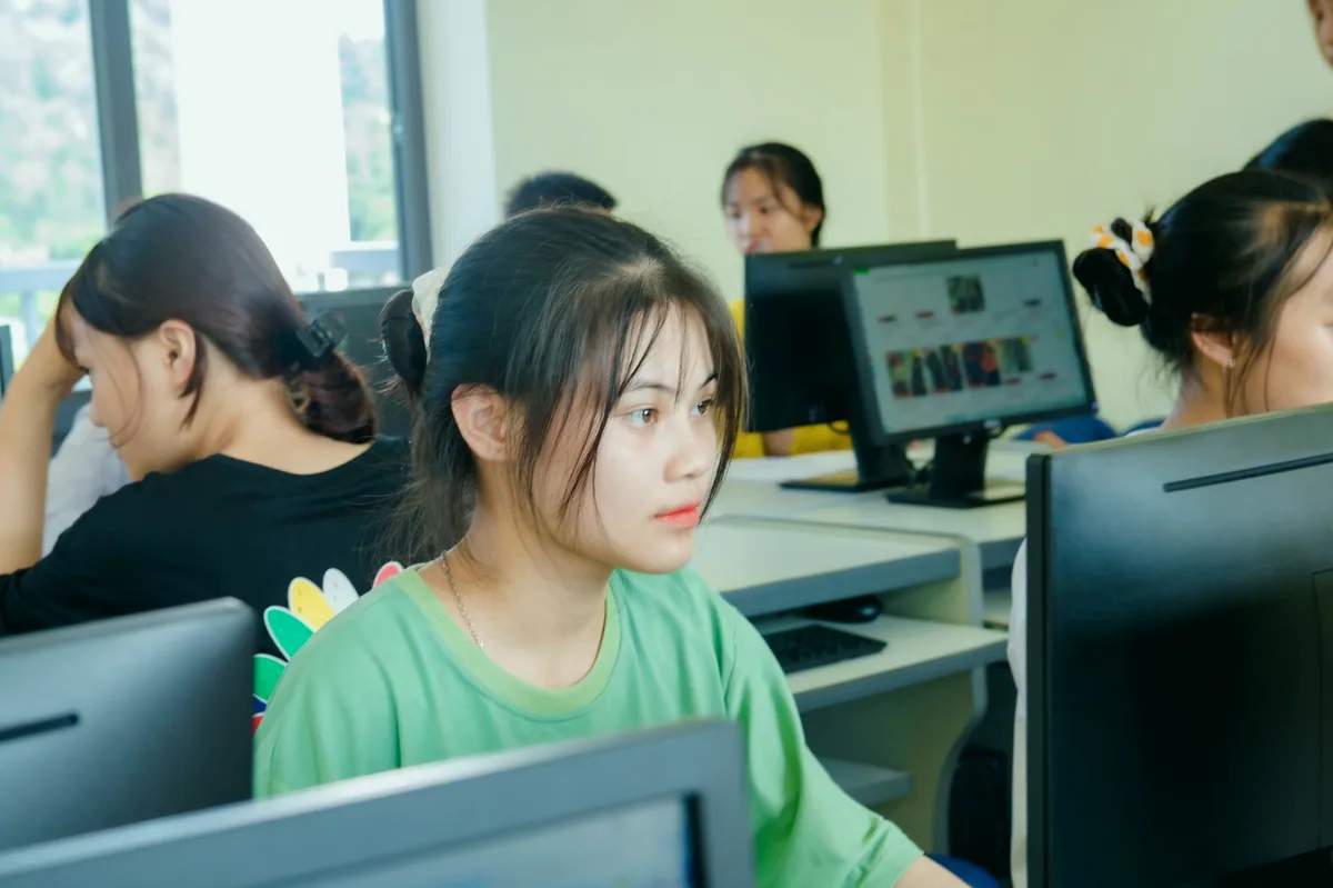 Üniversite laboratuvarında bilgisayar başında proje üzerinde çalışan öğrenciler