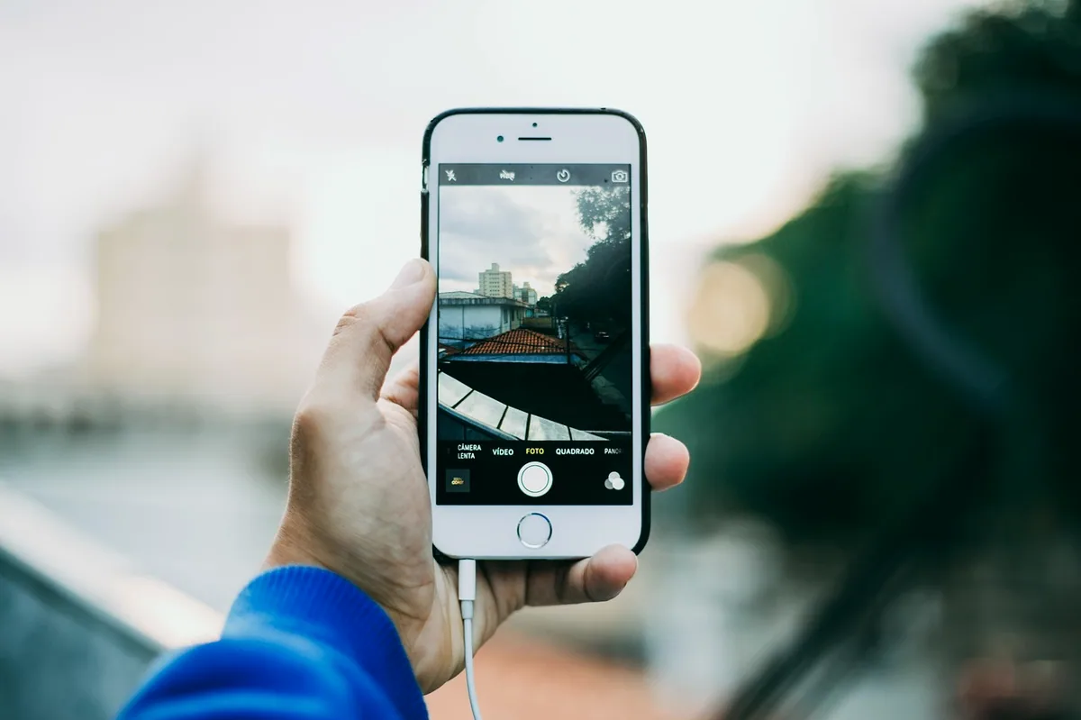 Telefon kamerasını bir nesneye tutarak yapay zekâya soru soran kişi
