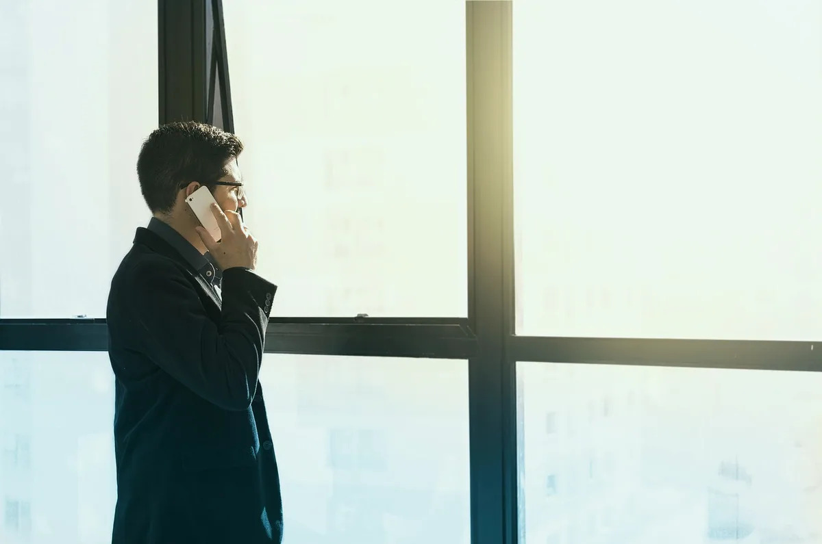 Yürürken kulaklıkla telefonuna konuşan kişi