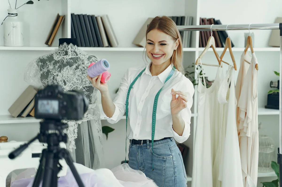 Küçük işletme sahibi telefonla ürün videosu çekiyor