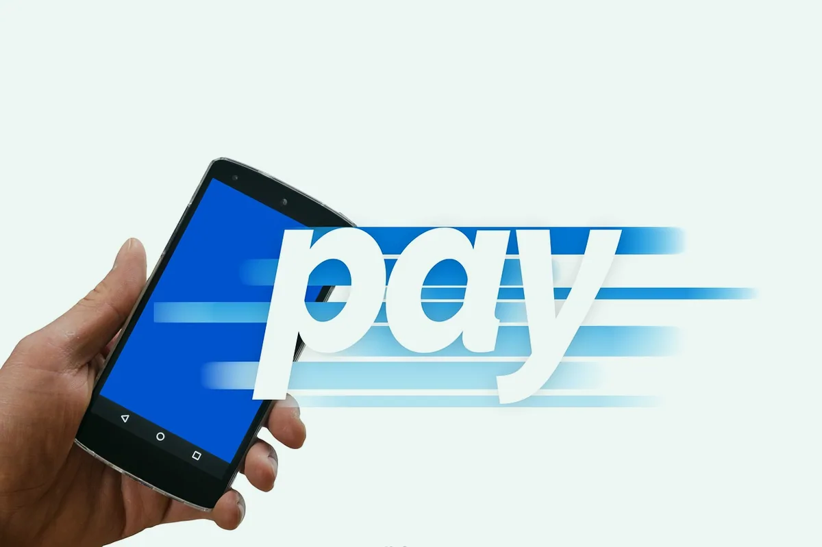 Telefonda banka uygulaması ve para transferi ekranı