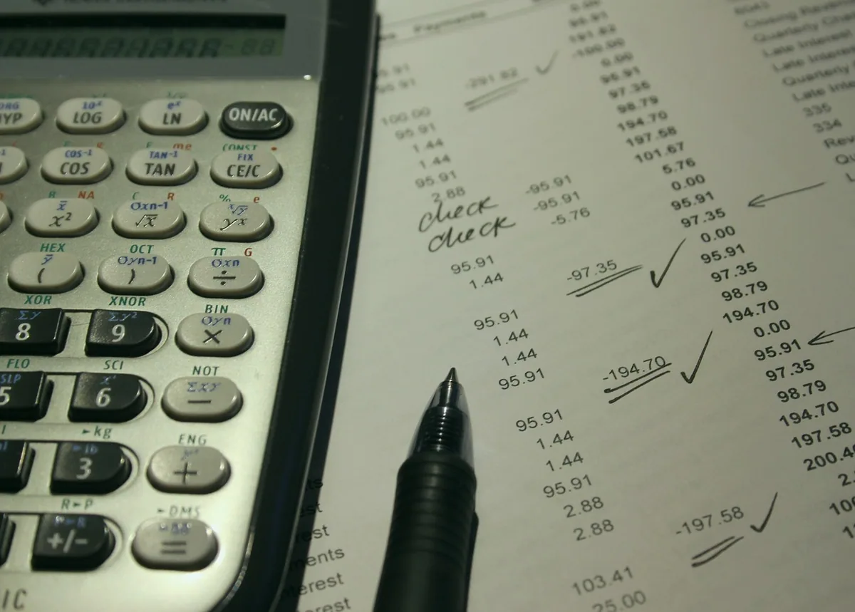 Market fişleri ve hesap makinesiyle harcama kontrolü