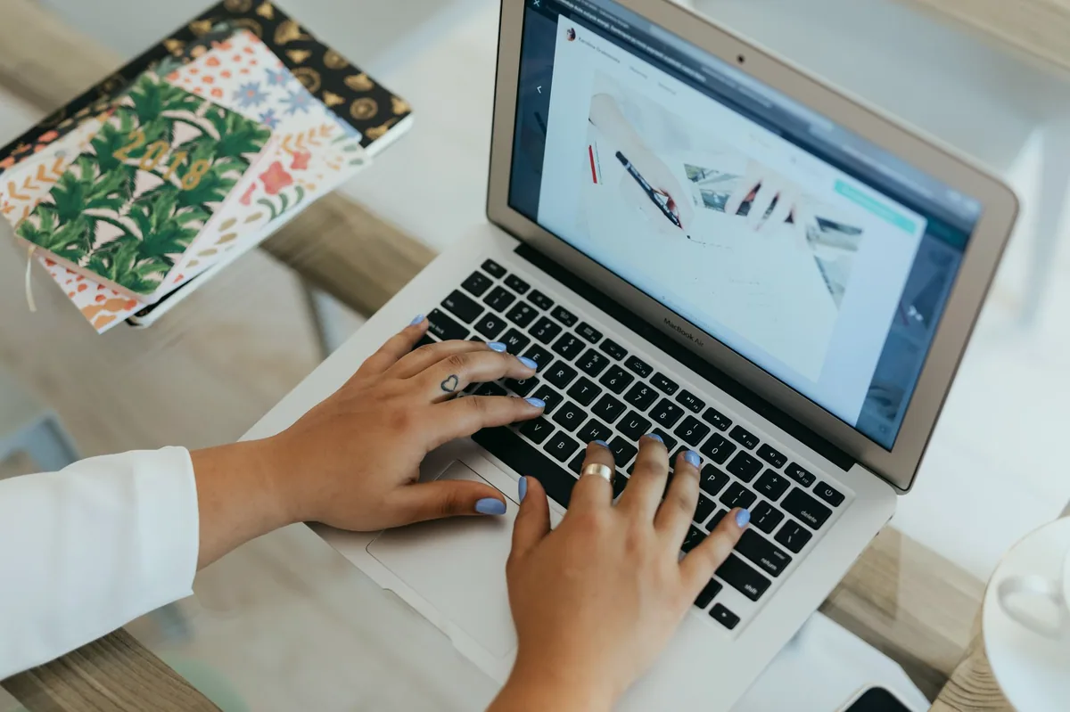 Dizüstü bilgisayarda blog yazısı taslağı hazırlayan biri