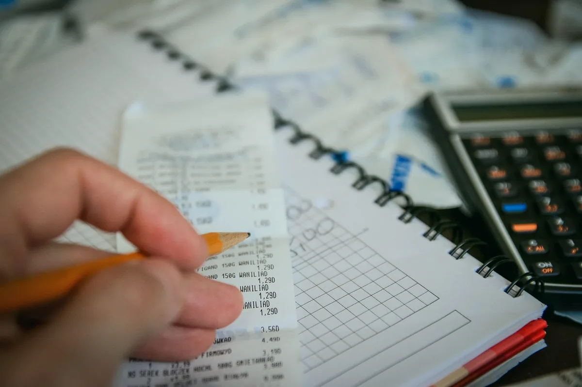 Masada hesap makinesi, defter ve fişler