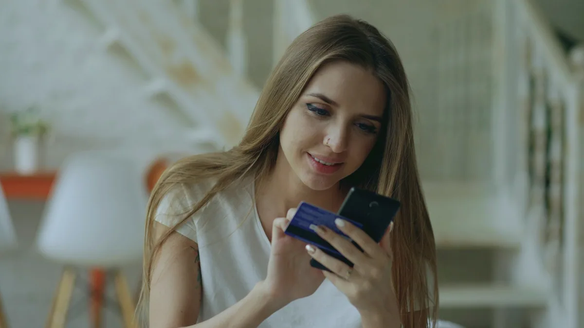 Telefonunda bankacılık uygulaması kullanan kadın