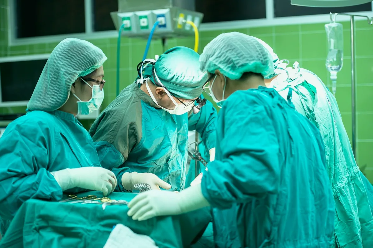 Doktor ile hasta muayene odasında görüşüyor