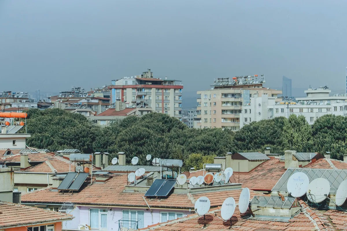Çatıda güneş panelleri ve şehir manzarası