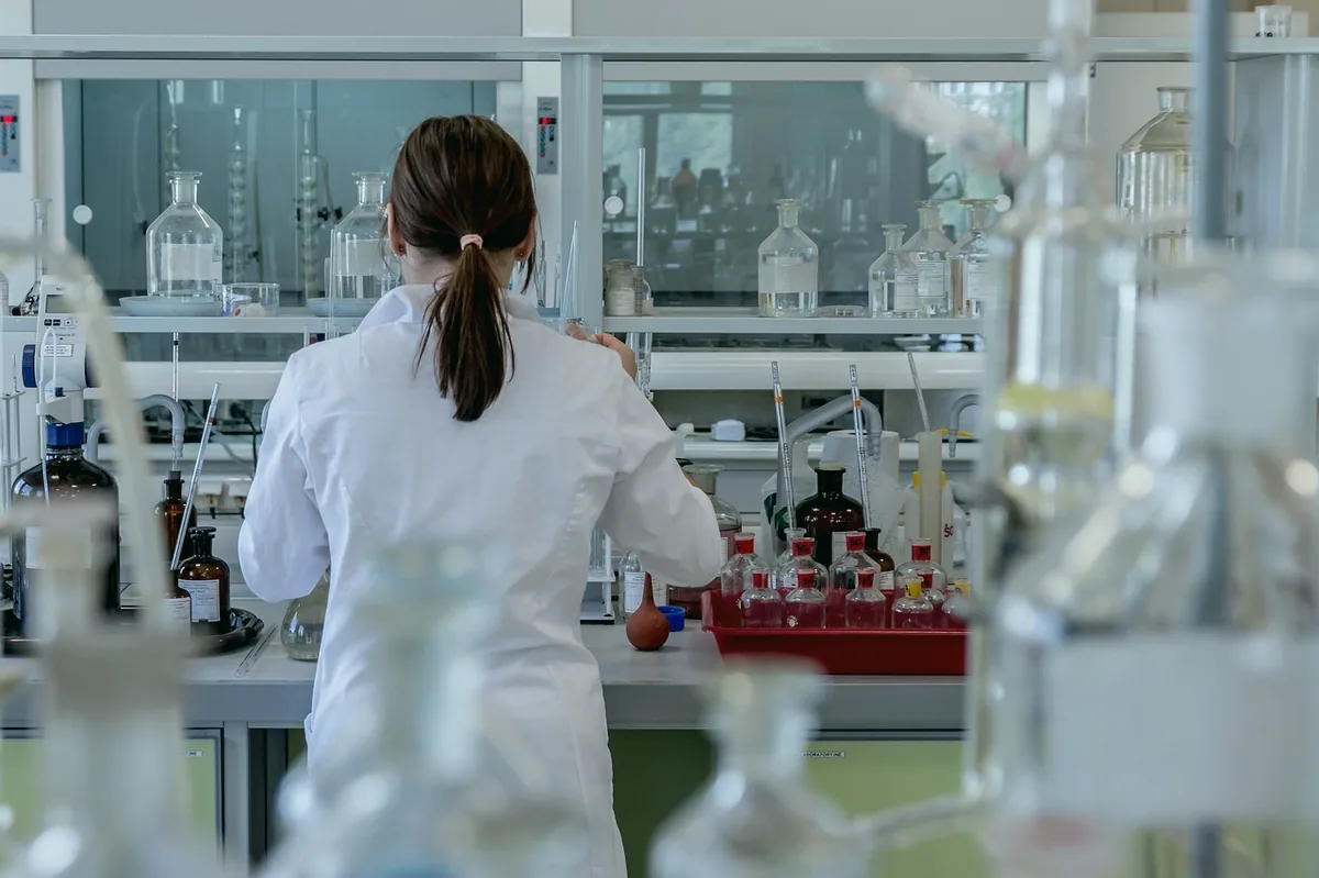 Laboratuvarda deney yapan araştırmacı