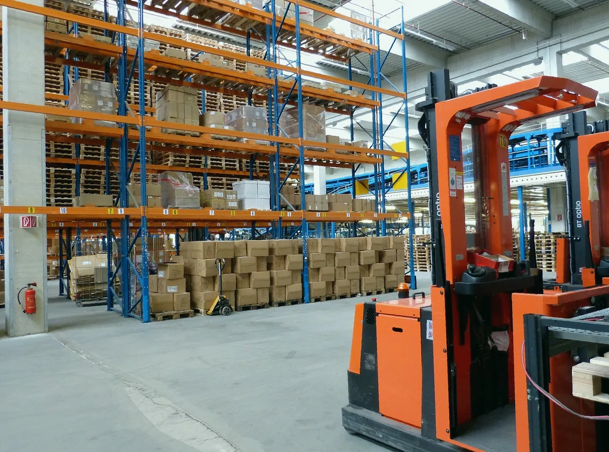 Lojistik deposunda raflar ve forklift