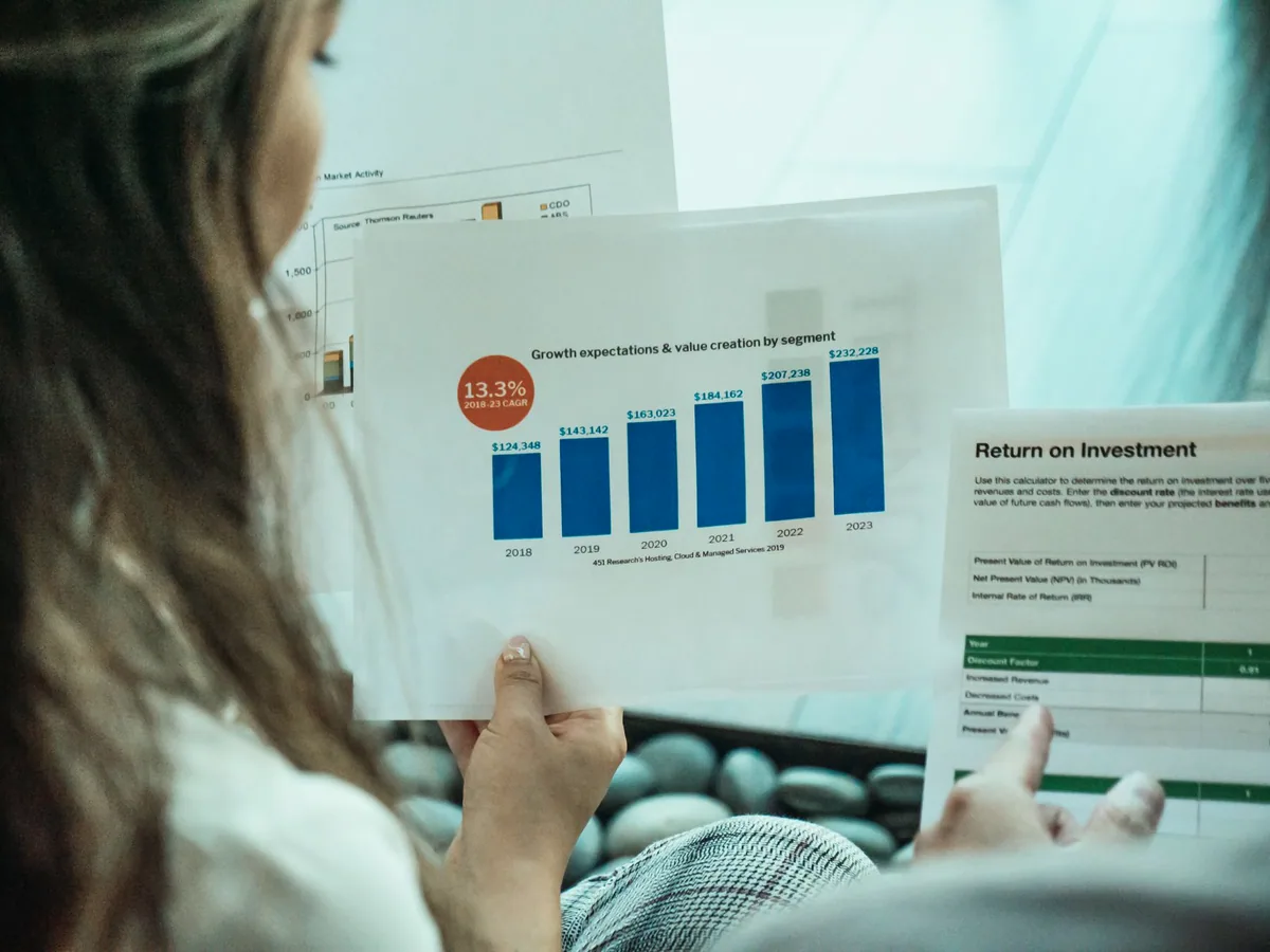 Bir kişi masada finansal raporu inceliyor