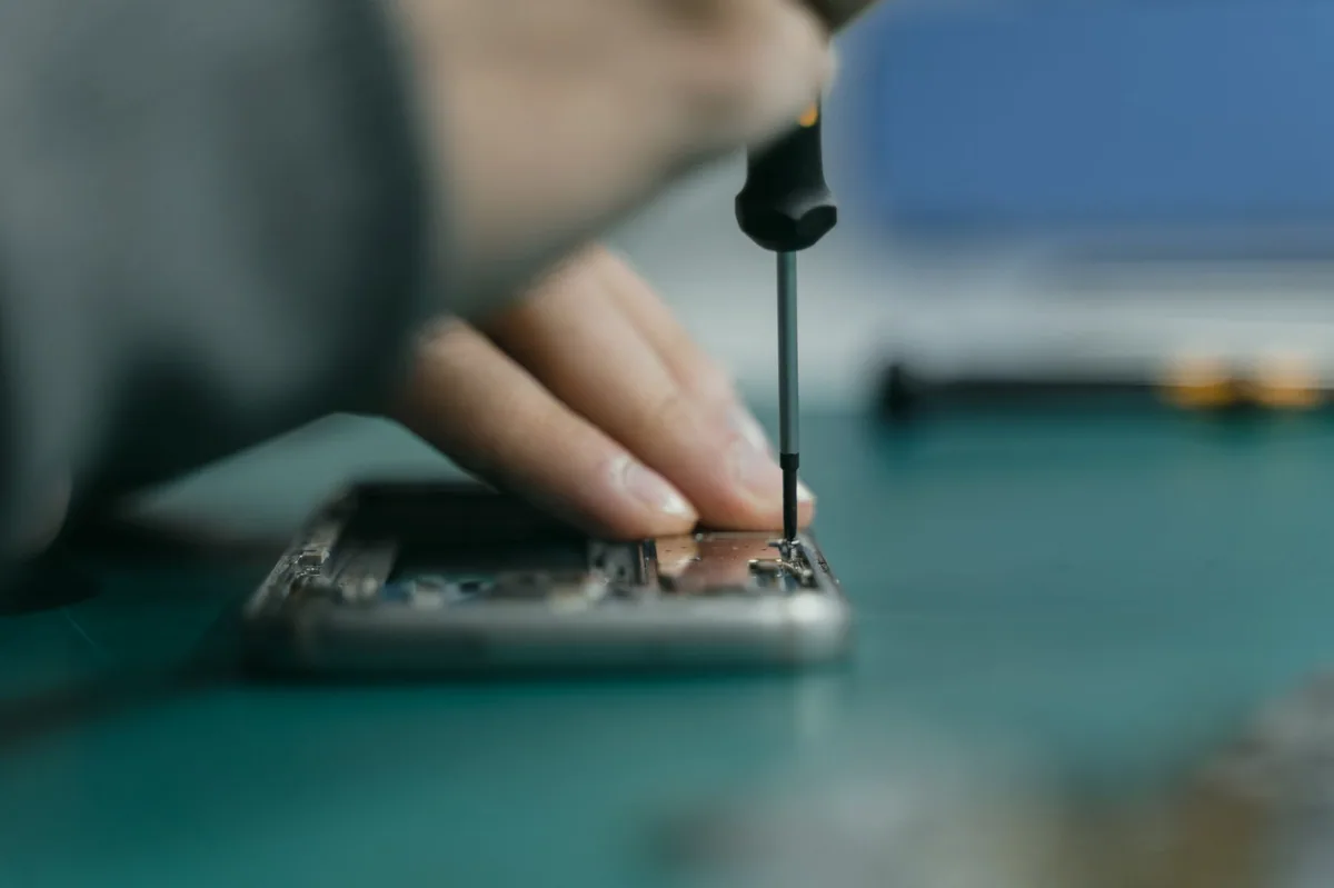 Akıllı telefon tamiri yapan teknisyen