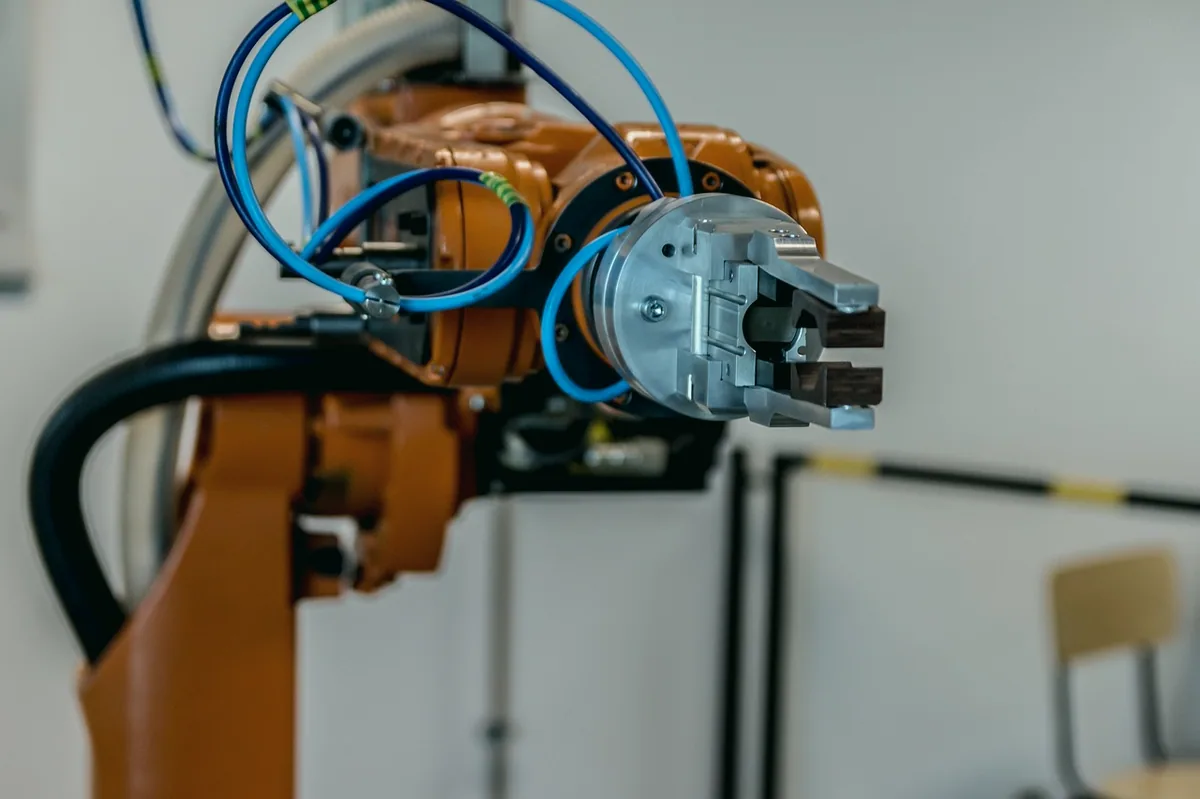Fabrikada ürün taşıyan endüstriyel robot kolu