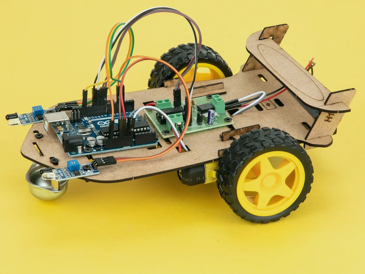 Masada kablolu küçük bir eğitim robotu ve devre kartı
