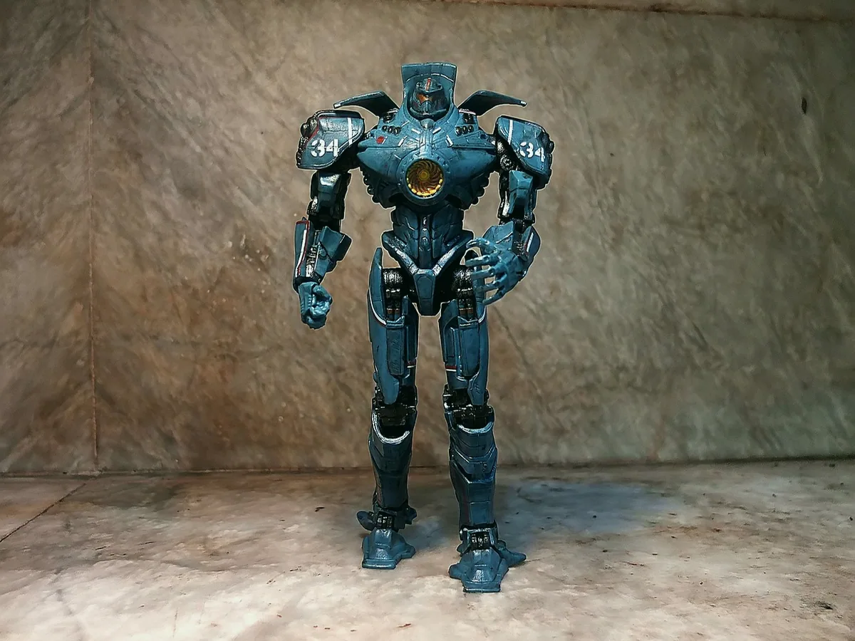 Bir robot figürü ve arkasında film şeridi
