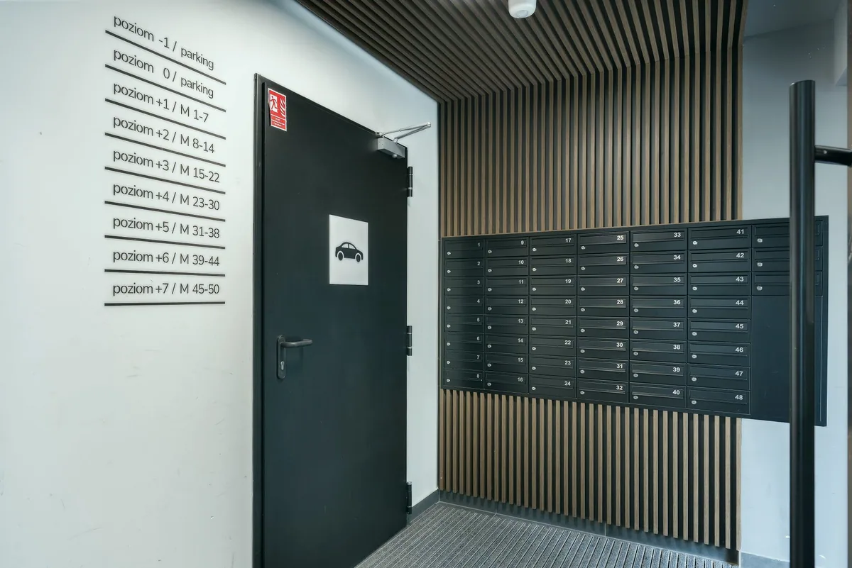 Apartman girişinde posta kutuları ve yönetim panosu