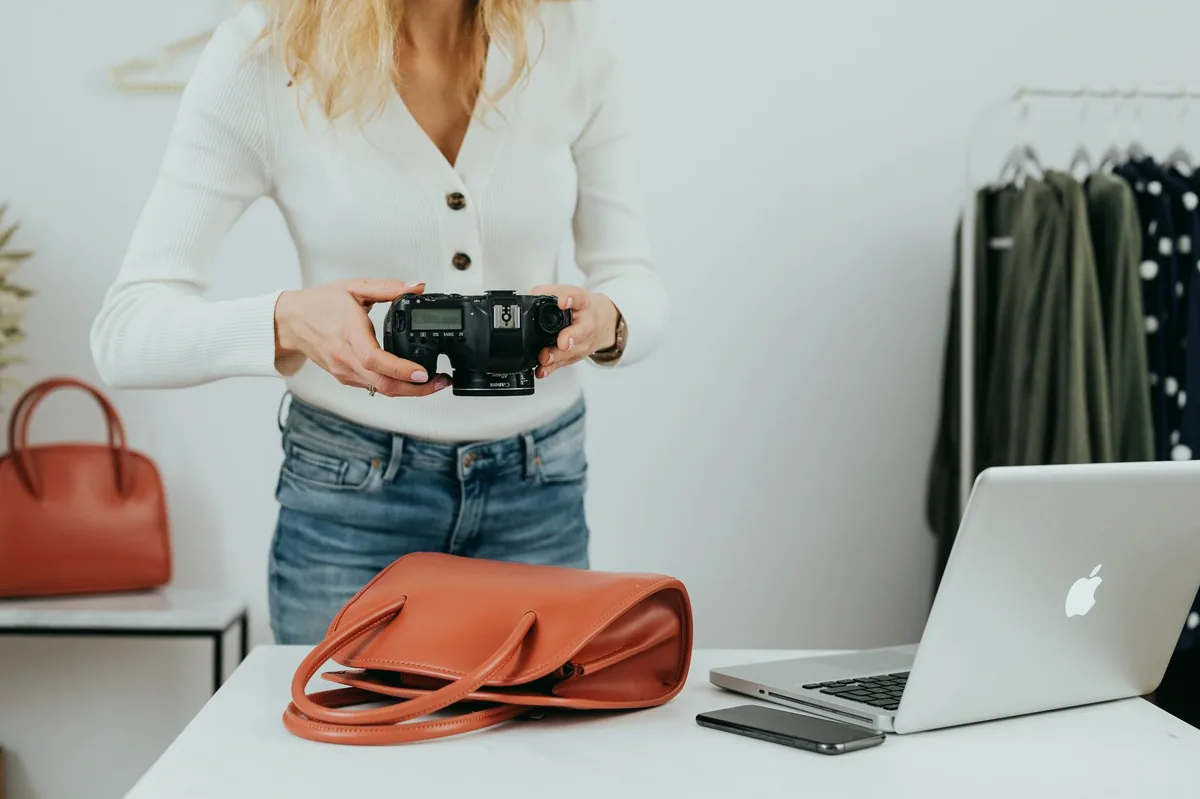 Akıllı telefonla ürün fotoğrafı çeken kadın