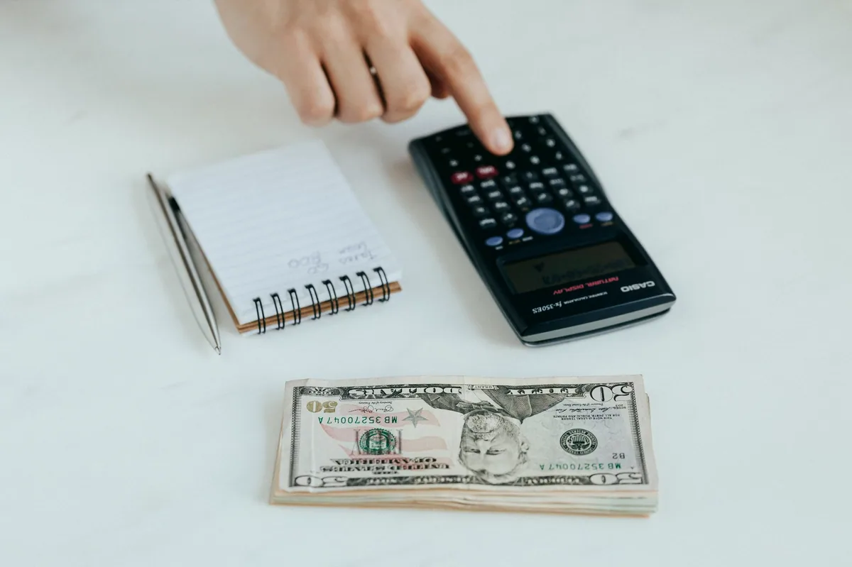Defter üzerinde hesap makinesi ve yatırım notları