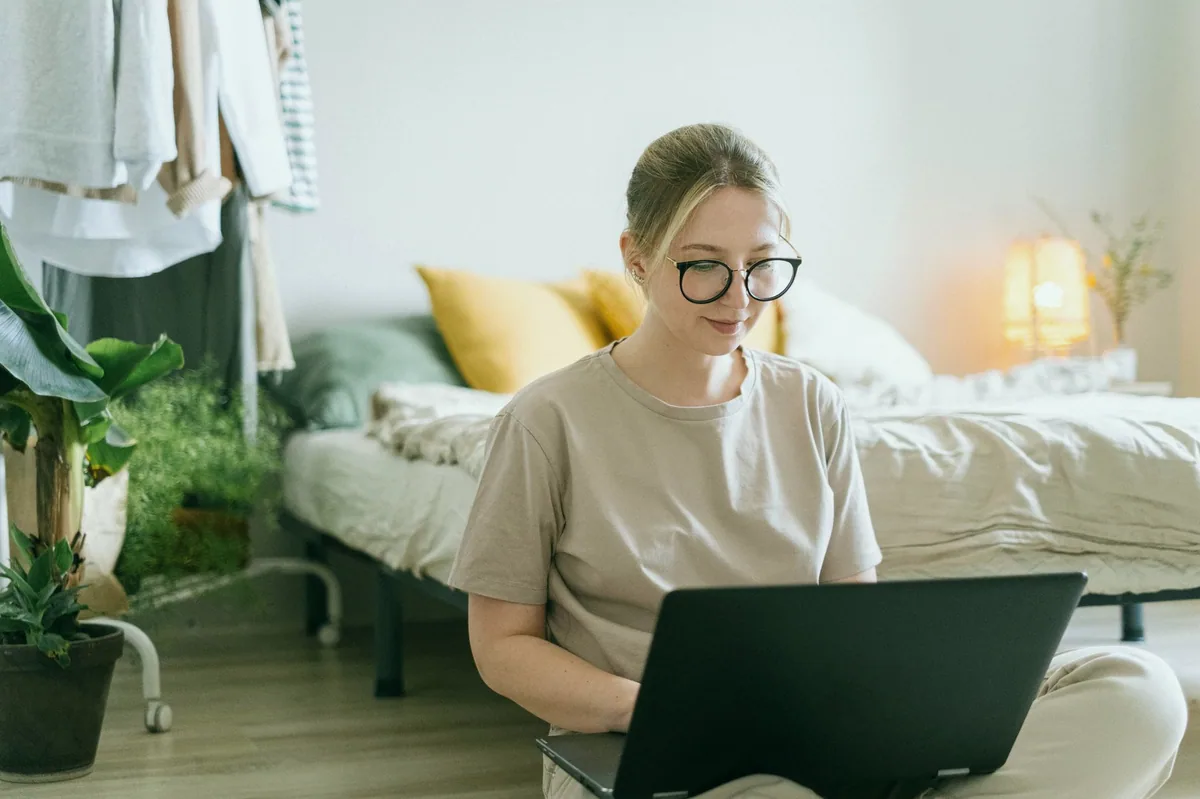 Evde dizüstü bilgisayarla uzaktan çalışan freelancer